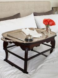 Mesa de café da manhã na cama faça você mesmo: modelos práticos para conforto