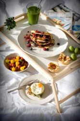 Mesa de café da manhã na cama faça você mesmo: modelos práticos para conforto