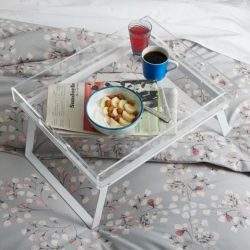 Mesa de café da manhã na cama faça você mesmo: modelos práticos para conforto