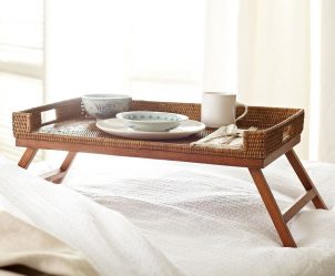 Mesa de café da manhã na cama faça você mesmo: modelos práticos para conforto