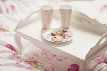 Mesa de café da manhã na cama faça você mesmo: modelos práticos para conforto