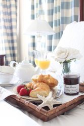Mesa de café da manhã na cama faça você mesmo: modelos práticos para conforto
