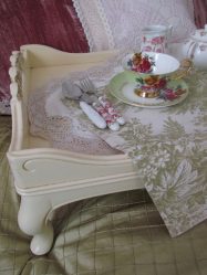 Mesa de café da manhã na cama faça você mesmo: modelos práticos para conforto