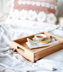 Mesa de café da manhã na cama faça você mesmo: modelos práticos para conforto