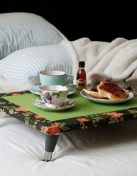 Mesa de café da manhã na cama faça você mesmo: modelos práticos para conforto