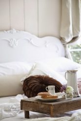 Mesa de café da manhã na cama faça você mesmo: modelos práticos para conforto