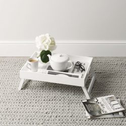 Mesa de café da manhã na cama faça você mesmo: modelos práticos para conforto
