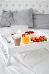 Mesa de café da manhã na cama faça você mesmo: modelos práticos para conforto