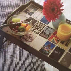 Mesa de café da manhã na cama faça você mesmo: modelos práticos para conforto