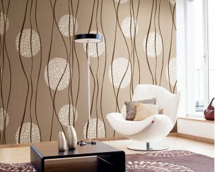 A combinação de papel de parede e móveis no interior da sala de estar / quarto / cozinha / berçário. Quão importante é a escolha?
