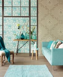 A combinação de papel de parede e móveis no interior da sala de estar / quarto / cozinha / berçário. Quão importante é a escolha?