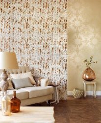 A combinação de papel de parede e móveis no interior da sala de estar / quarto / cozinha / berçário. Quão importante é a escolha?