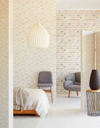 A combinação de papel de parede e móveis no interior da sala de estar / quarto / cozinha / berçário. Quão importante é a escolha?