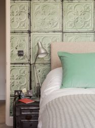 A combinação de papel de parede e móveis no interior da sala de estar / quarto / cozinha / berçário. Quão importante é a escolha?