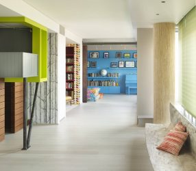 A combinação de papel de parede e móveis no interior da sala de estar / quarto / cozinha / berçário. Quão importante é a escolha?