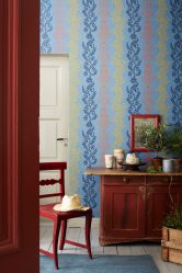 A combinação de papel de parede e móveis no interior da sala de estar / quarto / cozinha / berçário. Quão importante é a escolha?