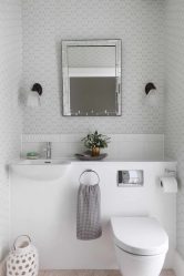 A combinação de papel de parede e móveis no interior da sala de estar / quarto / cozinha / berçário. Quão importante é a escolha?