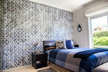 A combinação de papel de parede e móveis no interior da sala de estar / quarto / cozinha / berçário. Quão importante é a escolha?