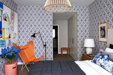 A combinação de papel de parede e móveis no interior da sala de estar / quarto / cozinha / berçário. Quão importante é a escolha?