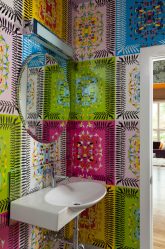 A combinação de papel de parede e móveis no interior da sala de estar / quarto / cozinha / berçário. Quão importante é a escolha?