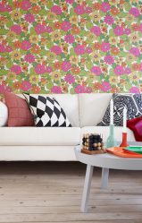 A combinação de papel de parede e móveis no interior da sala de estar / quarto / cozinha / berçário. Quão importante é a escolha?