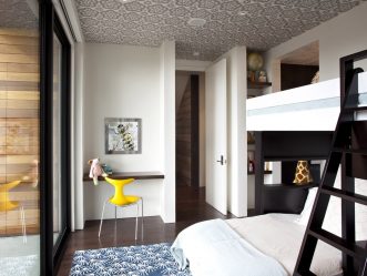 A combinação de papel de parede e móveis no interior da sala de estar / quarto / cozinha / berçário. Quão importante é a escolha?