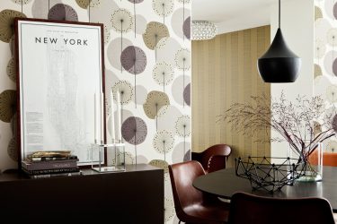 A combinação de papel de parede e móveis no interior da sala de estar / quarto / cozinha / berçário. Quão importante é a escolha?