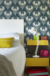 A combinação de papel de parede e móveis no interior da sala de estar / quarto / cozinha / berçário. Quão importante é a escolha?