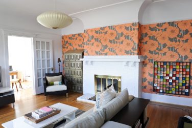 A combinação de papel de parede e móveis no interior da sala de estar / quarto / cozinha / berçário. Quão importante é a escolha?