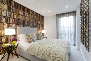 A combinação de papel de parede e móveis no interior da sala de estar / quarto / cozinha / berçário. Quão importante é a escolha?