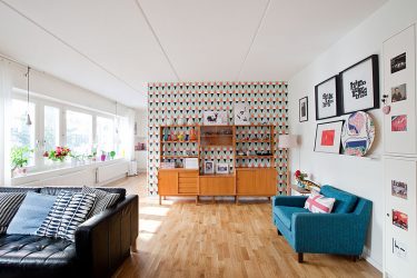 A combinação de papel de parede e móveis no interior da sala de estar / quarto / cozinha / berçário. Quão importante é a escolha?
