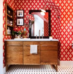 A combinação de papel de parede e móveis no interior da sala de estar / quarto / cozinha / berçário. Quão importante é a escolha?