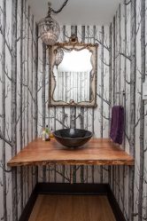 A combinação de papel de parede e móveis no interior da sala de estar / quarto / cozinha / berçário. Quão importante é a escolha?