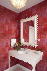 A combinação de papel de parede e móveis no interior da sala de estar / quarto / cozinha / berçário. Quão importante é a escolha?