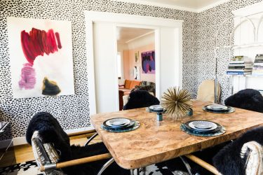 A combinação de papel de parede e móveis no interior da sala de estar / quarto / cozinha / berçário. Quão importante é a escolha?