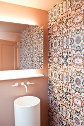 A combinação de papel de parede e móveis no interior da sala de estar / quarto / cozinha / berçário. Quão importante é a escolha?