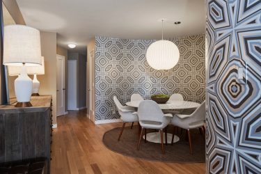A combinação de papel de parede e móveis no interior da sala de estar / quarto / cozinha / berçário. Quão importante é a escolha?
