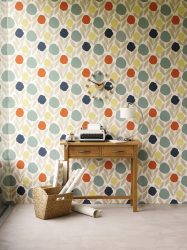 A combinação de papel de parede e móveis no interior da sala de estar / quarto / cozinha / berçário. Quão importante é a escolha?