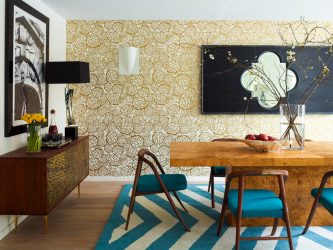 A combinação de papel de parede e móveis no interior da sala de estar / quarto / cozinha / berçário. Quão importante é a escolha?