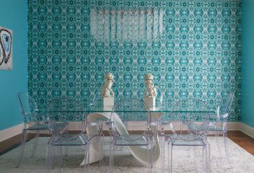 A combinação de papel de parede e móveis no interior da sala de estar / quarto / cozinha / berçário. Quão importante é a escolha?