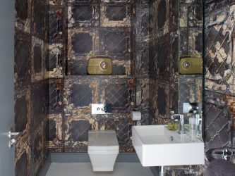 A combinação de papel de parede e móveis no interior da sala de estar / quarto / cozinha / berçário. Quão importante é a escolha?