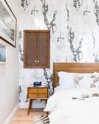 A combinação de papel de parede e móveis no interior da sala de estar / quarto / cozinha / berçário. Quão importante é a escolha?