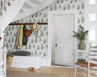 A combinação de papel de parede e móveis no interior da sala de estar / quarto / cozinha / berçário. Quão importante é a escolha?