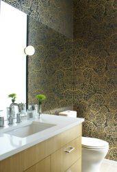 A combinação de papel de parede e móveis no interior da sala de estar / quarto / cozinha / berçário. Quão importante é a escolha?