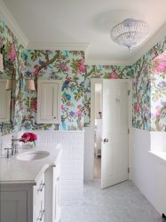 A combinação de papel de parede e móveis no interior da sala de estar / quarto / cozinha / berçário. Quão importante é a escolha?