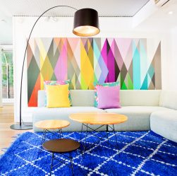 A combinação de papel de parede e móveis no interior da sala de estar / quarto / cozinha / berçário. Quão importante é a escolha?