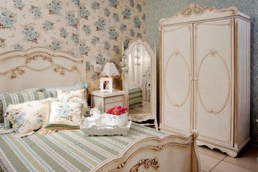 A combinação de papel de parede e móveis no interior da sala de estar / quarto / cozinha / berçário. Quão importante é a escolha?