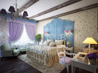 A combinação de papel de parede e móveis no interior da sala de estar / quarto / cozinha / berçário. Quão importante é a escolha?