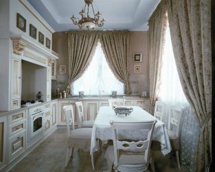 A combinação de papel de parede e móveis no interior da sala de estar / quarto / cozinha / berçário. Quão importante é a escolha?