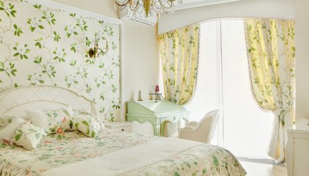 A combinação de papel de parede e móveis no interior da sala de estar / quarto / cozinha / berçário. Quão importante é a escolha?